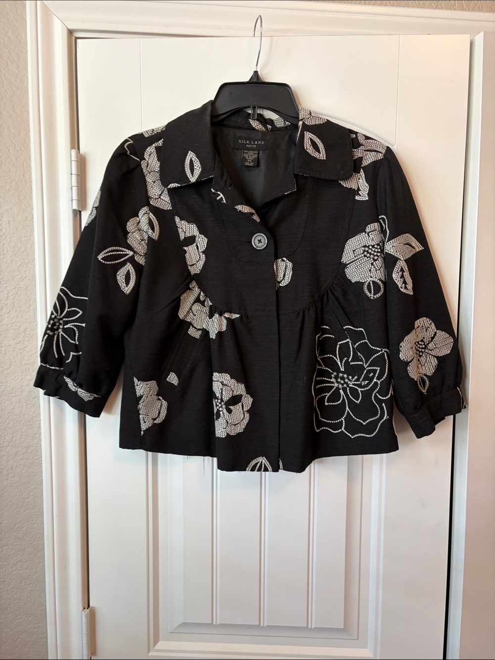 SilkLand Black and White Floral Button-Front Women's Blouse